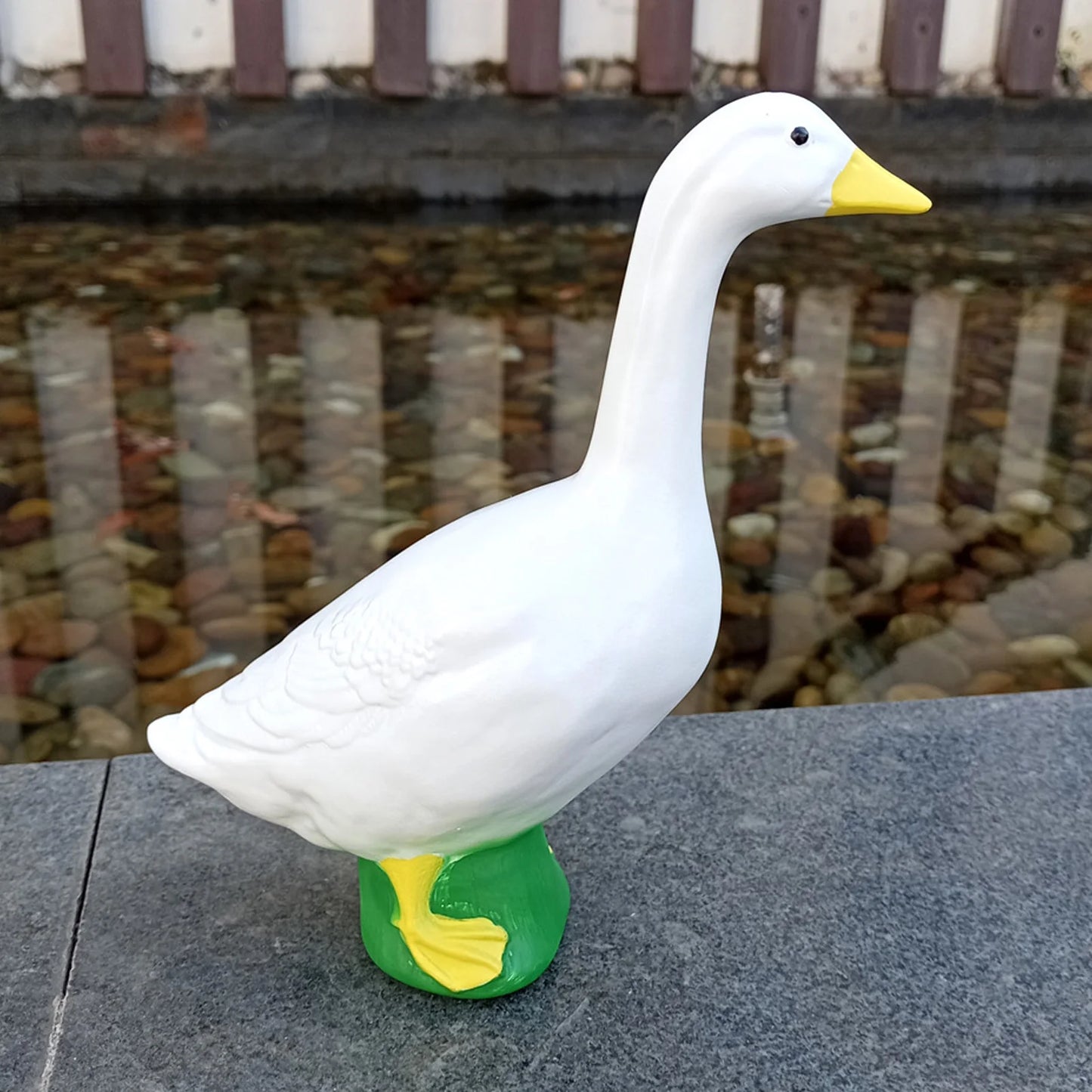 🦢 Dekorativ Gåsestatue – Naturtro Hagepynt for Hjem og Hage