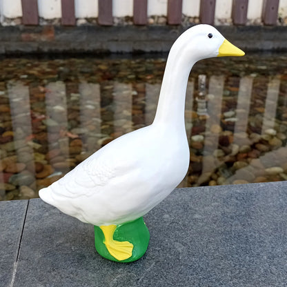 🦢 Dekorativ Gåsestatue – Naturtro Hagepynt for Hjem og Hage